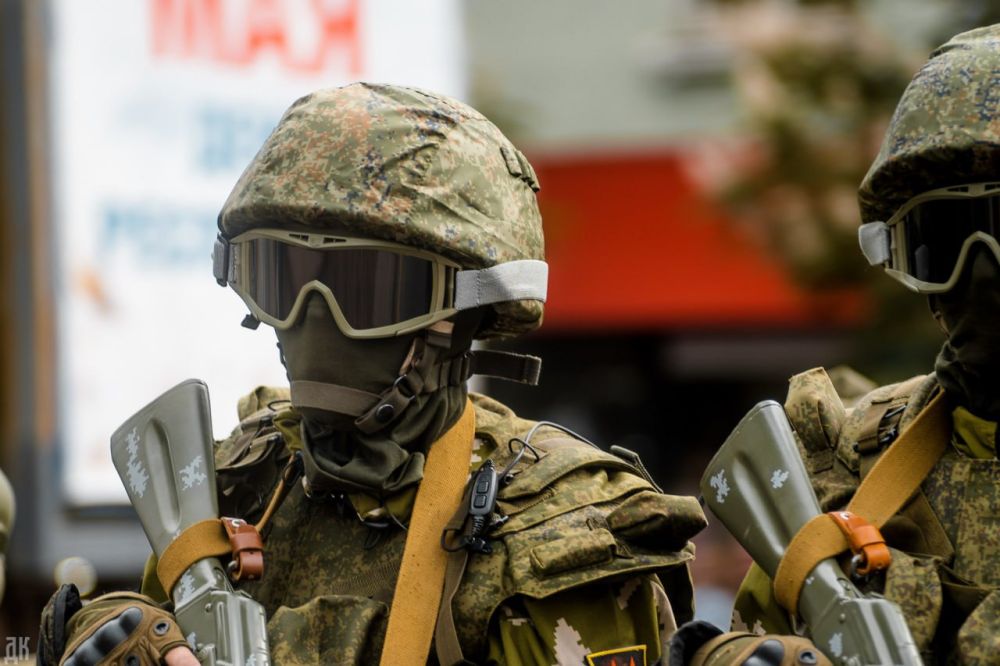 На марше продолжает движение современная техника Вооруженных сил Донецкой Народной Республики На марше продолжает движение современная техника Вооруженных сил Донецкой Народной Республики