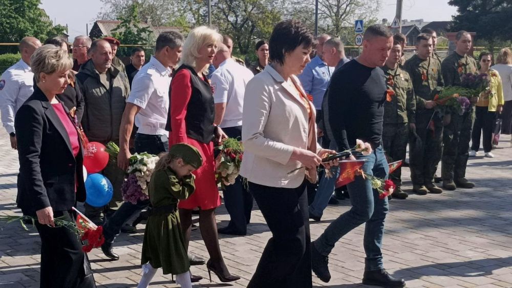 Сегодня, в день 80-летия Великой Победы, площадь Славы в Ясиноватой объединила тех, чья ежедневная работа — защищать, восстанавливать и созидать Сегодня, в день 80-летия Великой Победы, площадь Славы в Ясиноватой объединила тех, чья ежедневная работа — защищать, восстанавливать и созидать