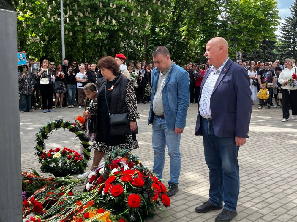 Виктория Жукова: Сегодня, 9 мая, в день 80-летней годовщины Победы, в Харцызске прошло возложение цветов на «Аллее Памяти» к памятнику «Неизвестному солдату» Виктория Жукова: Сегодня, 9 мая, в день 80-летней годовщины Победы, в Харцызске прошло возложение цветов на «Аллее Памяти» к памятнику «Неизвестному солдату»