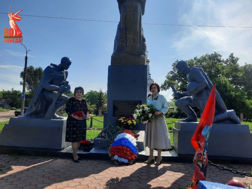 Возложение цветов к памятным местам в Калининском внутригородском районе города Горловка Возложение цветов к памятным местам в Калининском внутригородском районе города Горловка