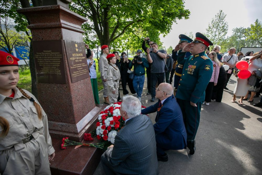 Мариуполь отмечает 80-летие Победы Мариуполь отмечает 80-летие Победы