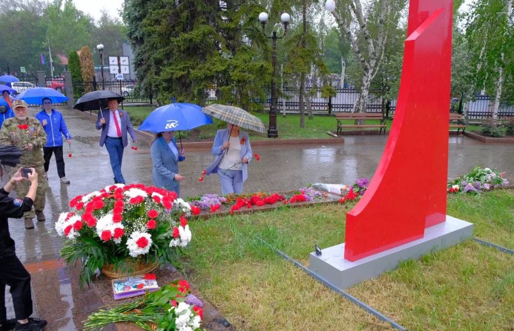 Активисты ОД ДР и партийцы Единой России возложили цветы к мемориалу «Жертвам фашизма» Активисты ОД ДР и партийцы Единой России возложили цветы к мемориалу «Жертвам фашизма»