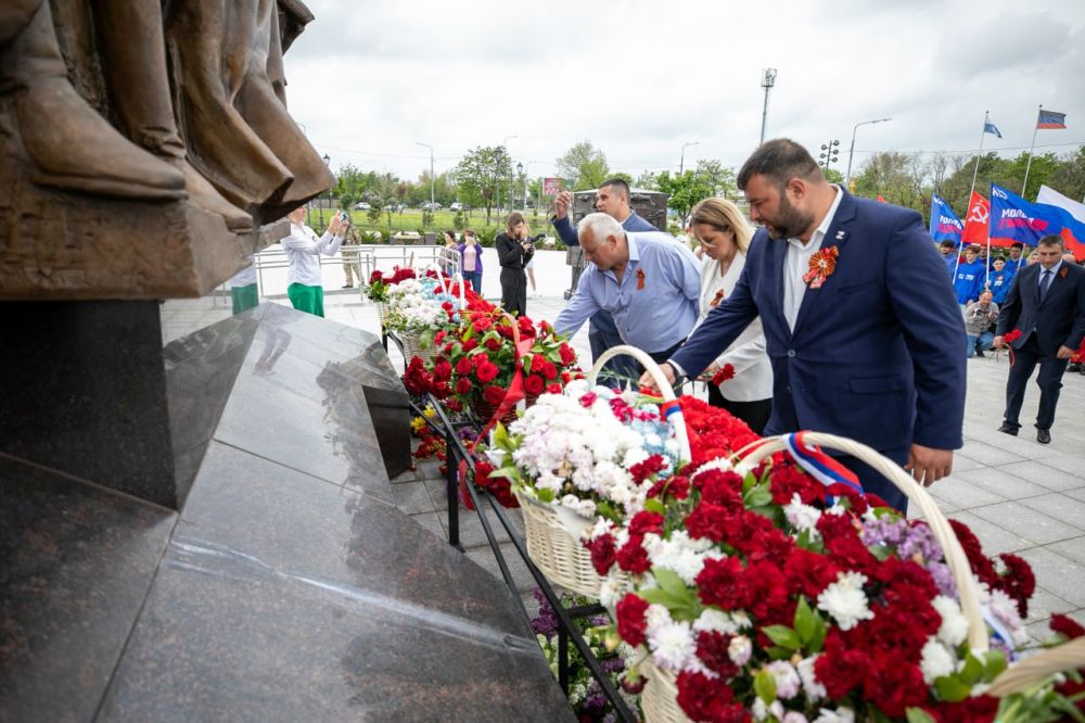 Олег Моргун: Вместе с нашим земляком, Героем России Дмитрием Саблиным и Героем Донецкой Народной Республики, руководителем Народного Совета ДНР Константином Кузьминым возложили цветы к монументу "Мариуполь - город воинской... Олег Моргун: Вместе с нашим земляком, Героем России Дмитрием Саблиным и Героем Донецкой Народной Республики, руководителем Народного Совета ДНР Константином Кузьминым возложили цветы к монументу "Мариуполь - город воинской...