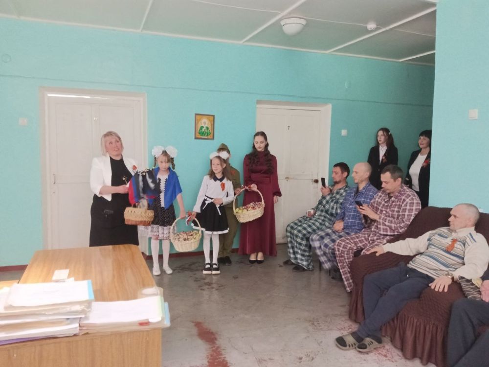 В рамках партийного проекта « Историческая память» участники художественной самодеятельности МБУ "Центра культуры и досуга города Дебальцево" и активисты местного отделения партии Единая Россия посетили госпиталь... В рамках партийного проекта « Историческая память» участники художественной самодеятельности МБУ "Центра культуры и досуга города Дебальцево" и активисты местного отделения партии Единая Россия посетили госпиталь...