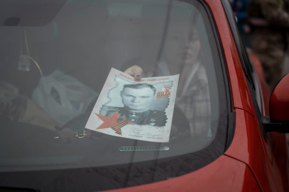 "Бессмертный автополк": донецкие водители разместили на своих машинах фото Героев войны "Бессмертный автополк": донецкие водители разместили на своих машинах фото Героев войны