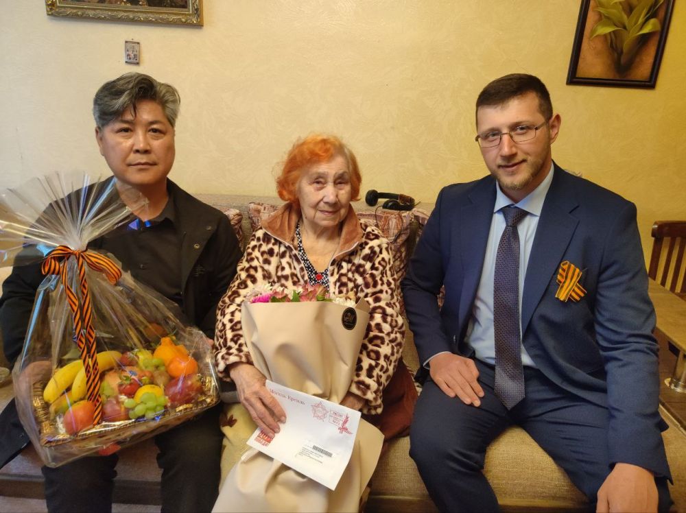 9 мая, глава городского округа Докучаевск Александр Качанов, заместитель главы администрации городского округа Докучаевск Юлия Хижняк и представители шефа-региона Якутии посетили участника боевых действий Великой... 9 мая, глава городского округа Докучаевск Александр Качанов, заместитель главы администрации городского округа Докучаевск Юлия Хижняк и представители шефа-региона Якутии посетили участника боевых действий Великой...