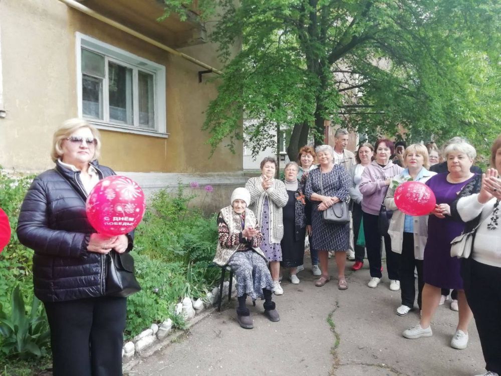 "Поем двором". Народный вокальный коллектив "Калинка" и творческие работники МБУ "ЗГДК " Приняли участие в акции"Поём двором".Теплое и душевное выступление артистов пришлось по нраву каждому присутствующему зрителю "Поем двором". Народный вокальный коллектив "Калинка" и творческие работники МБУ "ЗГДК " Приняли участие в акции"Поём двором".Теплое и душевное выступление артистов пришлось по нраву каждому присутствующему зрителю