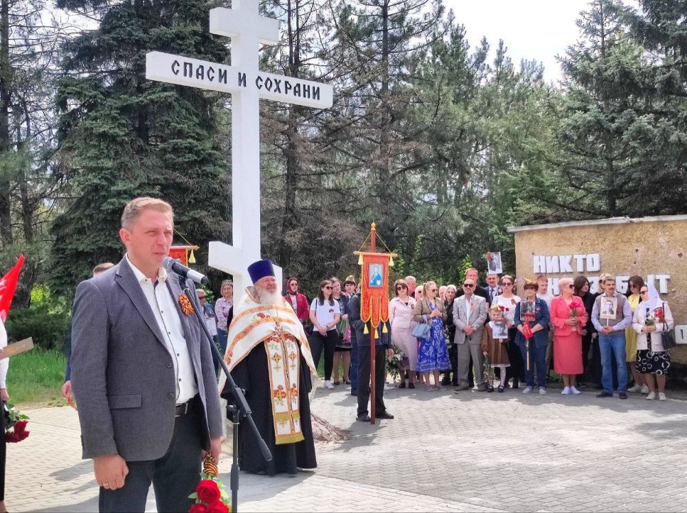 Александр Качанов: В этот самый главный праздничный день нашей страны - День Победы - возложили цветы и почтили память советских воинов, отстоявших свободу и независимость нашей Родины в годы Великой Отечественной войны Александр Качанов: В этот самый главный праздничный день нашей страны - День Победы - возложили цветы и почтили память советских воинов, отстоявших свободу и независимость нашей Родины в годы Великой Отечественной войны
