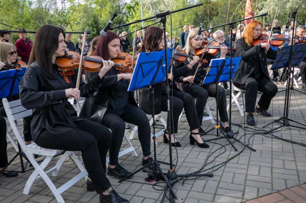 Мариуполь отмечает 80-летие Победы Мариуполь отмечает 80-летие Победы