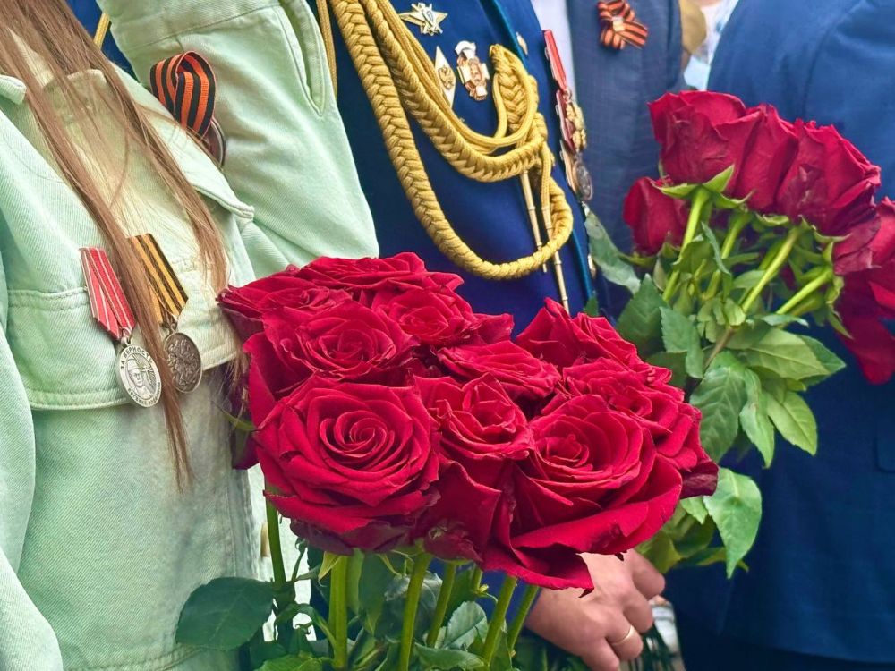 Сегодня в Орджоникидзевском районе у памятника Воинам-Освободителям 221-й Мариупольской и 130-й Таганрогской Дивизий состоялось торжественное мероприятие, посвящённое 80-летию Великой Победы! Сегодня в Орджоникидзевском районе у памятника Воинам-Освободителям 221-й Мариупольской и 130-й Таганрогской Дивизий состоялось торжественное мероприятие, посвящённое 80-летию Великой Победы!