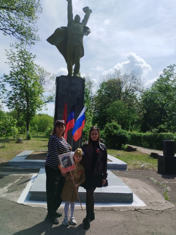 В День Победы активистки Женского движения партии "Единая Россия", участницы женского клуба "Подруги", отдали дань памяти героям Великой Отечественной войны В День Победы активистки Женского движения партии "Единая Россия", участницы женского клуба "Подруги", отдали дань памяти героям Великой Отечественной войны