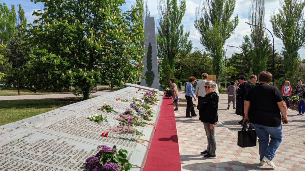 Николай Михайлов: Сегодня, в день Великой Победы, принял участие в торжественной церемонии возложения цветов к мемориалу павших воинов Николай Михайлов: Сегодня, в день Великой Победы, принял участие в торжественной церемонии возложения цветов к мемориалу павших воинов