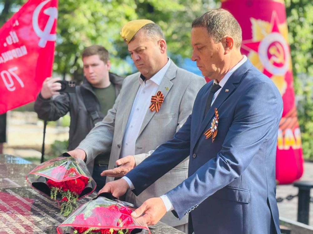 Константин Зинченко: Совместно с председателем Волновахского муниципального совета, депутатом от фракции «Единая Россия» Таймуразом Арсоевым, заместителем главы администрации Волновахского муниципального округа... Константин Зинченко: Совместно с председателем Волновахского муниципального совета, депутатом от фракции «Единая Россия» Таймуразом Арсоевым, заместителем главы администрации Волновахского муниципального округа...