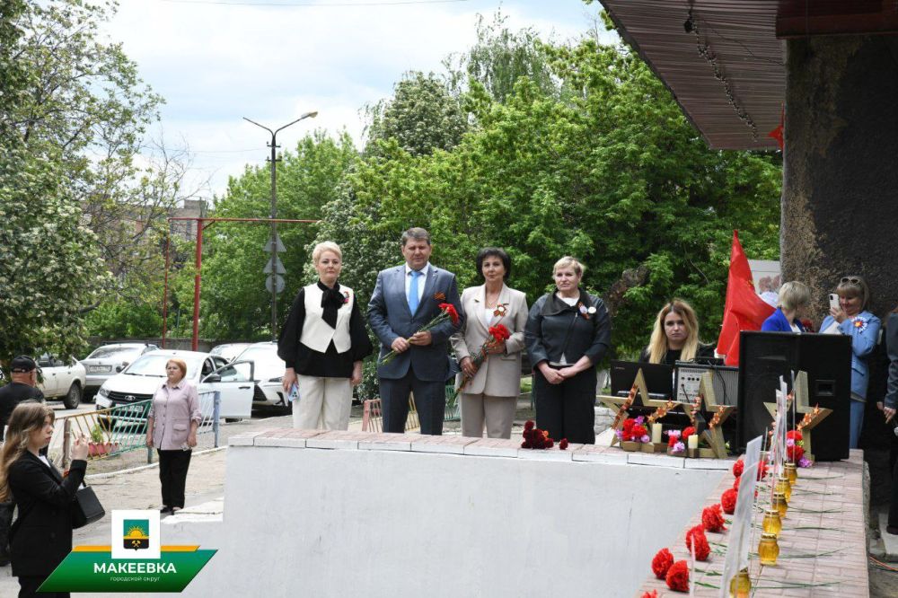 В макеевской школе №5 открыли отреставрированный Обелиск Славы В макеевской школе №5 открыли отреставрированный Обелиск Славы