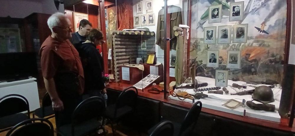Виктория Жукова: Ко Дню Победы и Дню Республики в Музее истории города Харцызска открыты выставки "Золотые звезды земляков" , на которых представлены личные вещи и фотографии Героев Советского Союза, погибших земляков -... Виктория Жукова: Ко Дню Победы и Дню Республики в Музее истории города Харцызска открыты выставки "Золотые звезды земляков" , на которых представлены личные вещи и фотографии Героев Советского Союза, погибших земляков -...