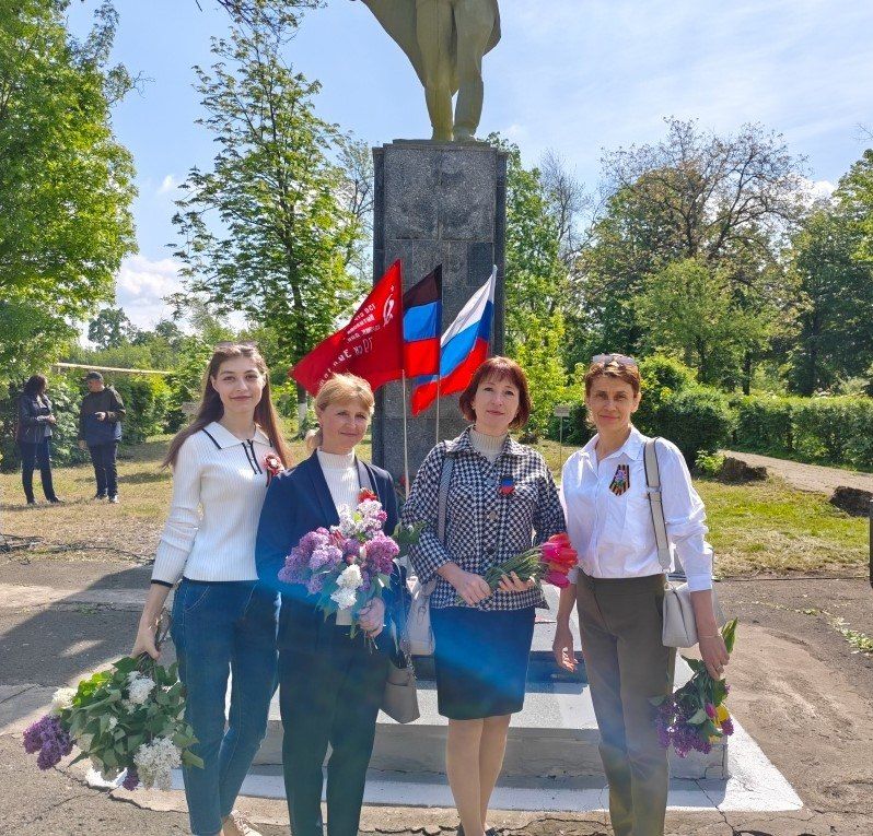 В День Победы активистки Женского движения партии "Единая Россия", участницы женского клуба "Подруги", отдали дань памяти героям Великой Отечественной войны В День Победы активистки Женского движения партии "Единая Россия", участницы женского клуба "Подруги", отдали дань памяти героям Великой Отечественной войны
