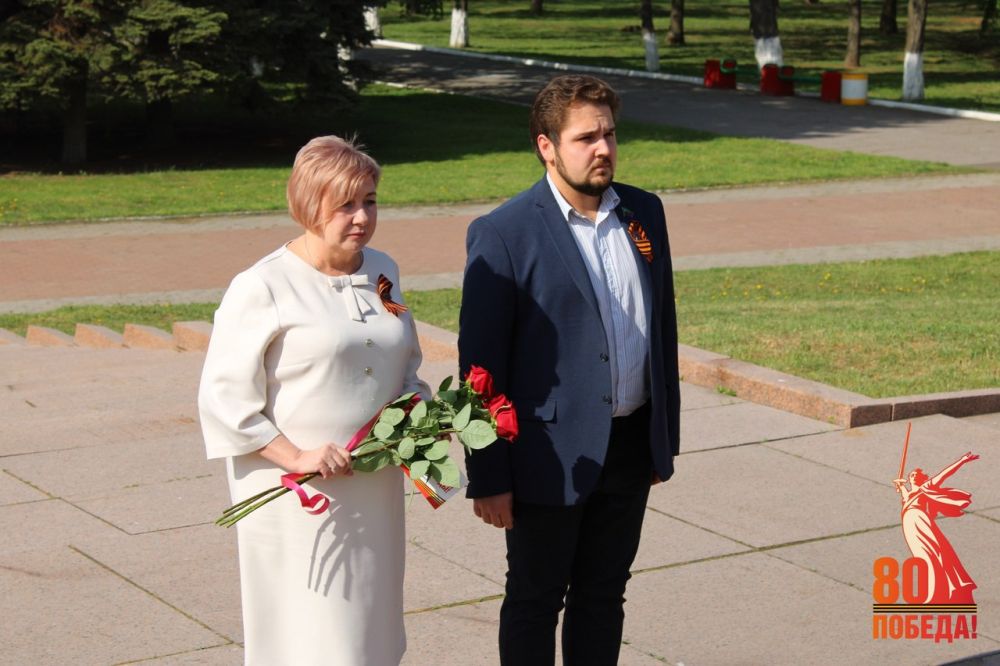 Роман Конев: В честь 80-летия Великой Победы депутаты Горловского городского совета возложили цветы к мемориалам, посвящённым событиям Великой Отечественной войны Роман Конев: В честь 80-летия Великой Победы депутаты Горловского городского совета возложили цветы к мемориалам, посвящённым событиям Великой Отечественной войны