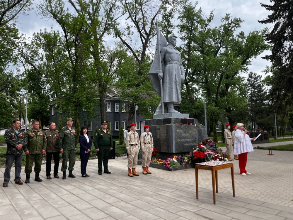 Виктория Жукова: Сегодня, в день празднования 80-летней годовщины Победы, у памятника «Братская могила Советских солдат» прошла присяга юнармейцев Виктория Жукова: Сегодня, в день празднования 80-летней годовщины Победы, у памятника «Братская могила Советских солдат» прошла присяга юнармейцев