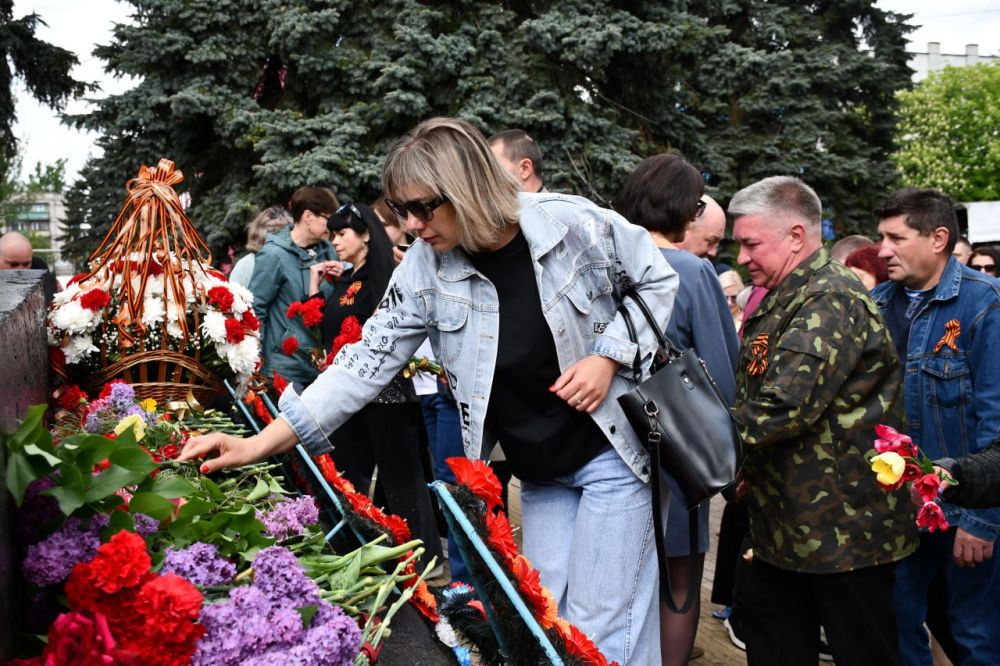 Сергей Желновач: Сегодня, в день 80-летия Великой Победы над фашизмом в городе Дебальцево прошла памятная церемония Сергей Желновач: Сегодня, в день 80-летия Великой Победы над фашизмом в городе Дебальцево прошла памятная церемония