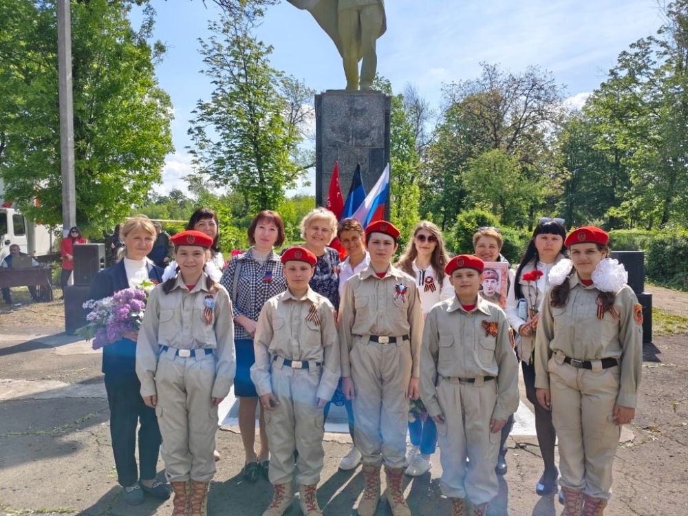 В День Победы активистки Женского движения партии "Единая Россия", участницы женского клуба "Подруги", отдали дань памяти героям Великой Отечественной войны В День Победы активистки Женского движения партии "Единая Россия", участницы женского клуба "Подруги", отдали дань памяти героям Великой Отечественной войны