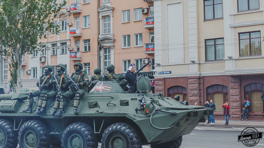 На площадь выезжают боевые машины БМП — 2 и БТР — 70 Отдельного разведывательного батальона "СПАРТА" На площадь выезжают боевые машины БМП — 2 и БТР — 70 Отдельного разведывательного батальона "СПАРТА"