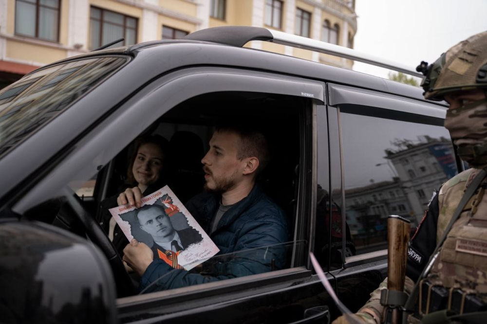 "Бессмертный автополк": донецкие водители разместили на своих машинах фото Героев войны "Бессмертный автополк": донецкие водители разместили на своих машинах фото Героев войны