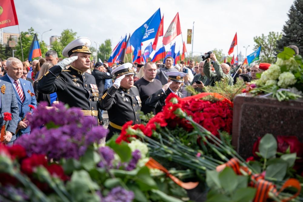 Мариуполь отмечает 80-летие Победы Мариуполь отмечает 80-летие Победы