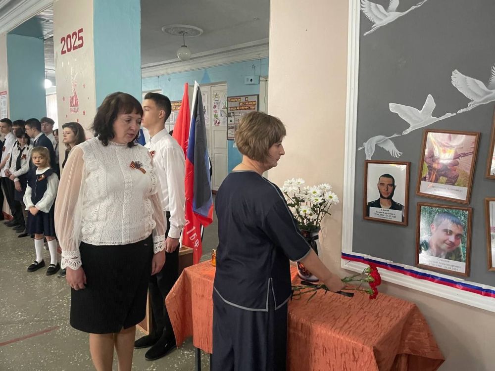 В снежнянской школе №3 появилась "Стена Памяти" В снежнянской школе №3 появилась "Стена Памяти"