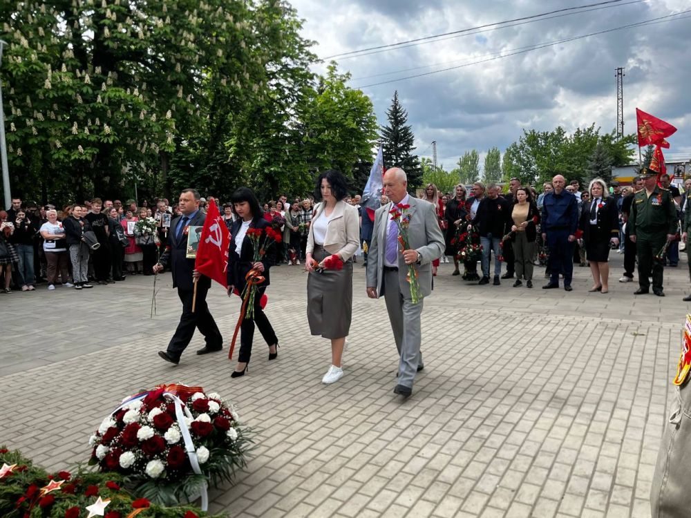 Виктория Жукова: Сегодня, 9 мая, в день 80-летней годовщины Победы, в Харцызске прошло возложение цветов на «Аллее Памяти» к памятнику «Неизвестному солдату» Виктория Жукова: Сегодня, 9 мая, в день 80-летней годовщины Победы, в Харцызске прошло возложение цветов на «Аллее Памяти» к памятнику «Неизвестному солдату»