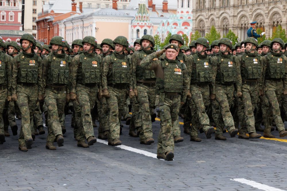 Под знамёнами боевых частей по Красной площади прошли парадные расчёты участников специальной военной операции Под знамёнами боевых частей по Красной площади прошли парадные расчёты участников специальной военной операции