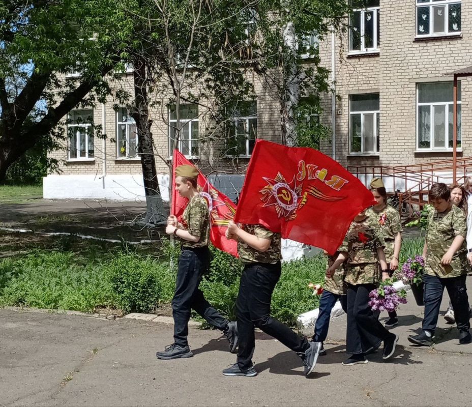Мы помним! Мы гордимся!. Накануне Праздника Великой Победы 9 мая, обучающиеся школы возложили цветы к мемориалу Мы помним! Мы гордимся!. Накануне Праздника Великой Победы 9 мая, обучающиеся школы возложили цветы к мемориалу