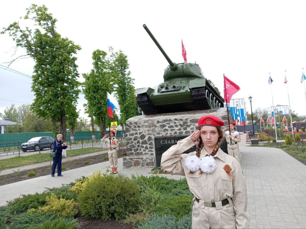 В День Победы в Великой Отечественной войне 1941-1945гг., юнармейцы ГБОУ "Волновахская школа №2 Волновахского м.о., Ревун Каролина, Морозова Анастасия, Стадниченко Карина и Калашникова Александра, заступили в почетный... В День Победы в Великой Отечественной войне 1941-1945гг., юнармейцы ГБОУ "Волновахская школа №2 Волновахского м.о., Ревун Каролина, Морозова Анастасия, Стадниченко Карина и Калашникова Александра, заступили в почетный...