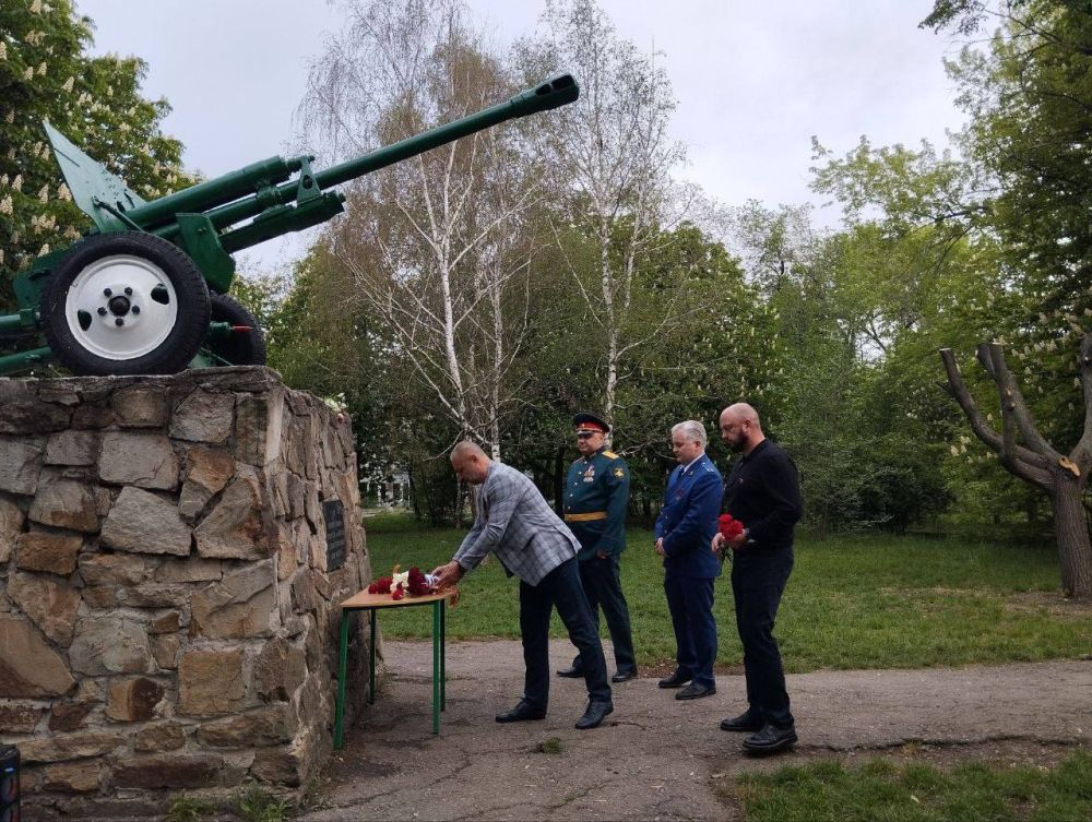 Сегодня, 9 мая при поддержке Совета женщин Макеевки в День 80-летия Победы в Великой Отечественной войне заместитель главы Администрации городского округа Макеевка Анастасия Литовченко, руководитель Управы... Сегодня, 9 мая при поддержке Совета женщин Макеевки в День 80-летия Победы в Великой Отечественной войне заместитель главы Администрации городского округа Макеевка Анастасия Литовченко, руководитель Управы...