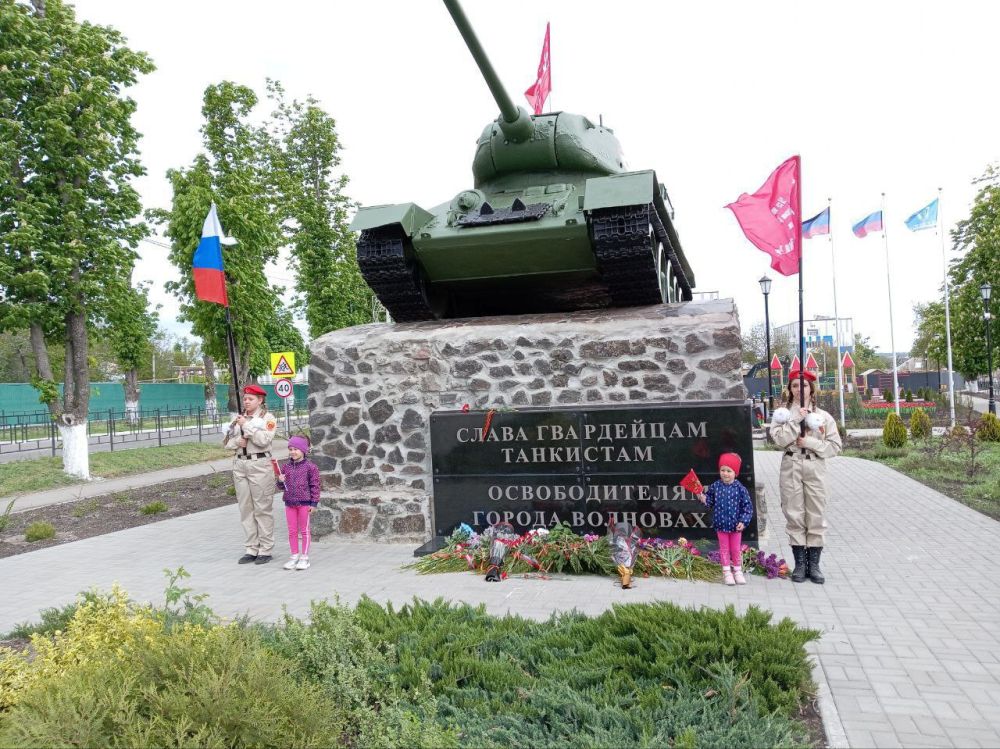 В День Победы в Великой Отечественной войне 1941-1945гг., юнармейцы ГБОУ "Волновахская школа №2 Волновахского м.о., Ревун Каролина, Морозова Анастасия, Стадниченко Карина и Калашникова Александра, заступили в почетный... В День Победы в Великой Отечественной войне 1941-1945гг., юнармейцы ГБОУ "Волновахская школа №2 Волновахского м.о., Ревун Каролина, Морозова Анастасия, Стадниченко Карина и Калашникова Александра, заступили в почетный...