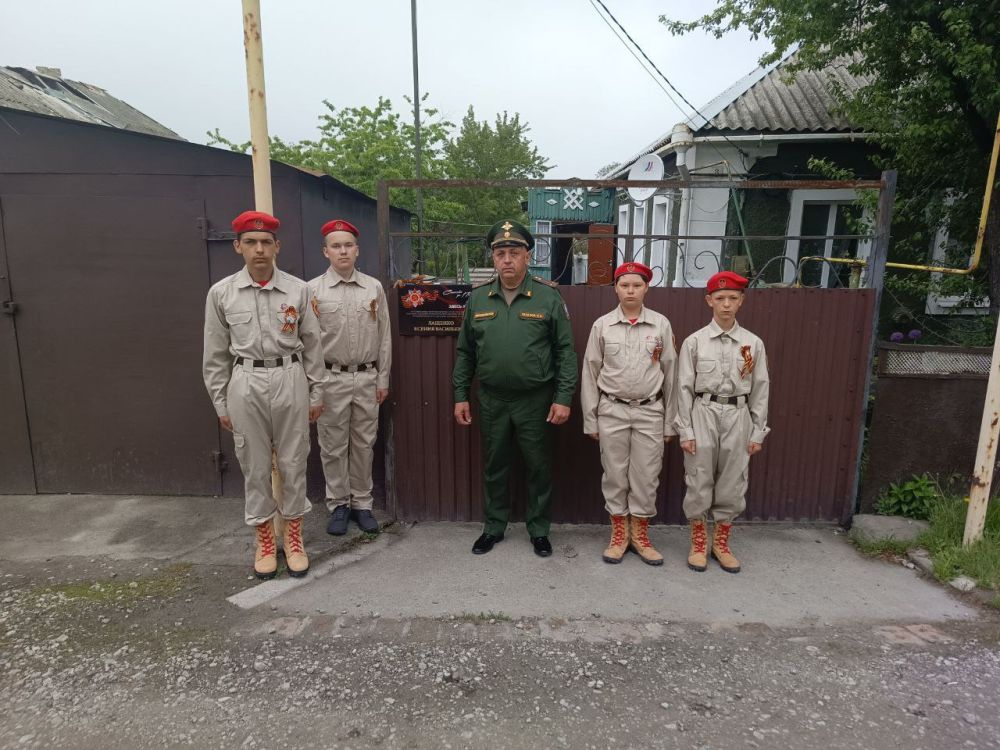 В преддверии Дня Победы юнармейцы ГБОУ "Волновахская школа №2 Волновахского м.о." Тимофей Балякин, Богдан Кузнецов, Кирилл Бондарь, Варуша Максим и Годлевский Андрей совместно с главой муниципального образования... В преддверии Дня Победы юнармейцы ГБОУ "Волновахская школа №2 Волновахского м.о." Тимофей Балякин, Богдан Кузнецов, Кирилл Бондарь, Варуша Максим и Годлевский Андрей совместно с главой муниципального образования...
