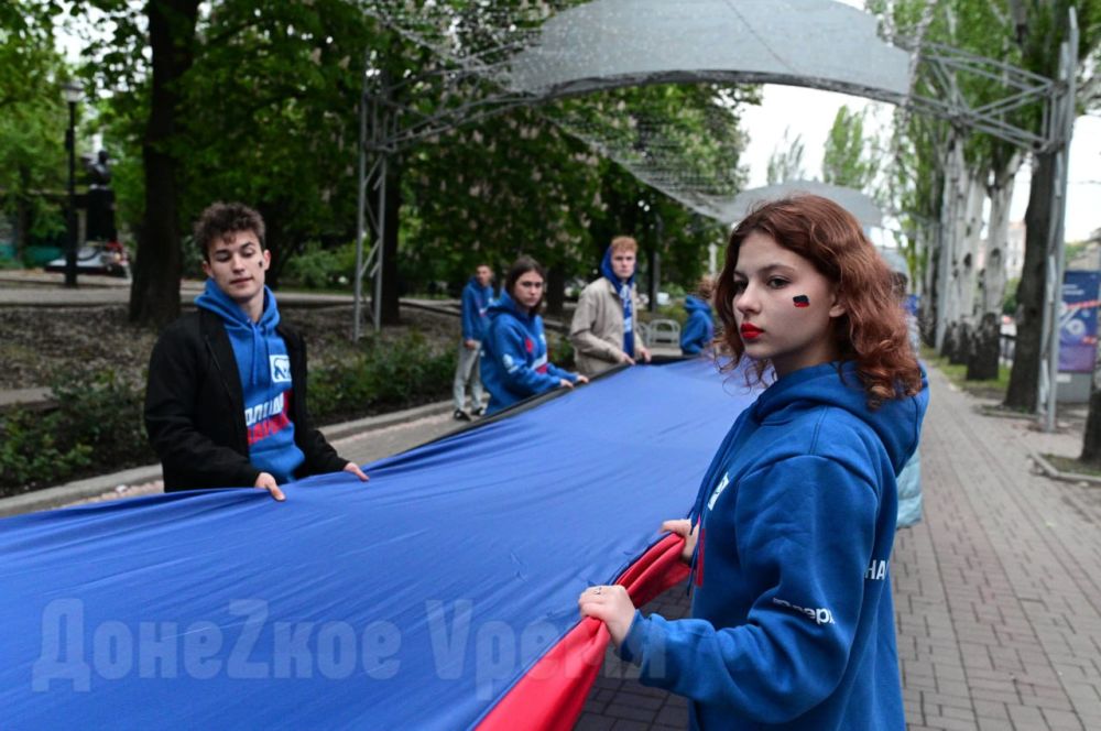В знак памяти: молодежь развернула в центре Донецка 200-метровый флаг ДНР В знак памяти: молодежь развернула в центре Донецка 200-метровый флаг ДНР