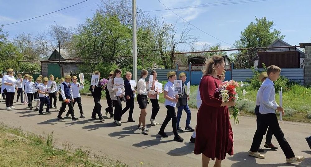 Активисты Движения Первых, Юнармейцы, обучающие и педагоги ГБОУ "Волновахской школы №4 Волновахского м.о." приняли участие в акции "Бессмертный полк", став частью всенародного движения, объединяющего поколения в памяти о... Активисты Движения Первых, Юнармейцы, обучающие и педагоги ГБОУ "Волновахской школы №4 Волновахского м.о." приняли участие в акции "Бессмертный полк", став частью всенародного движения, объединяющего поколения в памяти о...