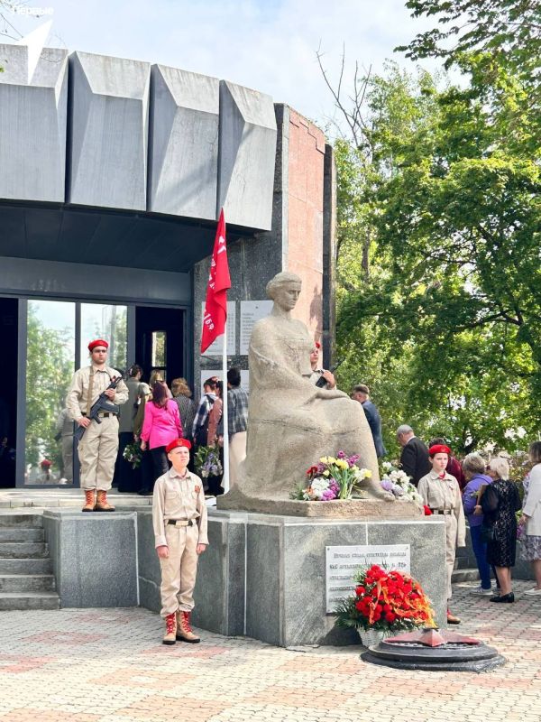 Навсегда в наших сердцах!. Активисты Мангушского штаба Движения Первых стали частью торжественных митингов и возложений, посвящённых 80-летию Великой Победы Это не просто праздник — это дань уважения и памяти тем, кто... Навсегда в наших сердцах!. Активисты Мангушского штаба Движения Первых стали частью торжественных митингов и возложений, посвящённых 80-летию Великой Победы Это не просто праздник — это дань уважения и памяти тем, кто...