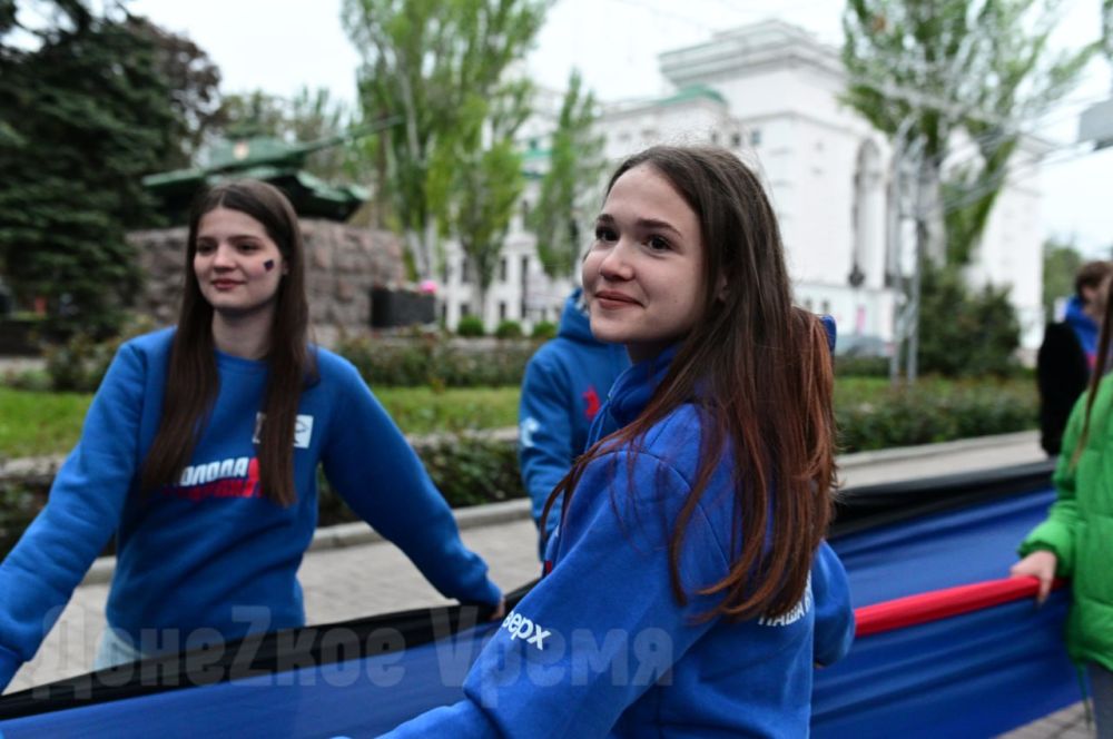 В знак памяти: молодежь развернула в центре Донецка 200-метровый флаг ДНР В знак памяти: молодежь развернула в центре Донецка 200-метровый флаг ДНР