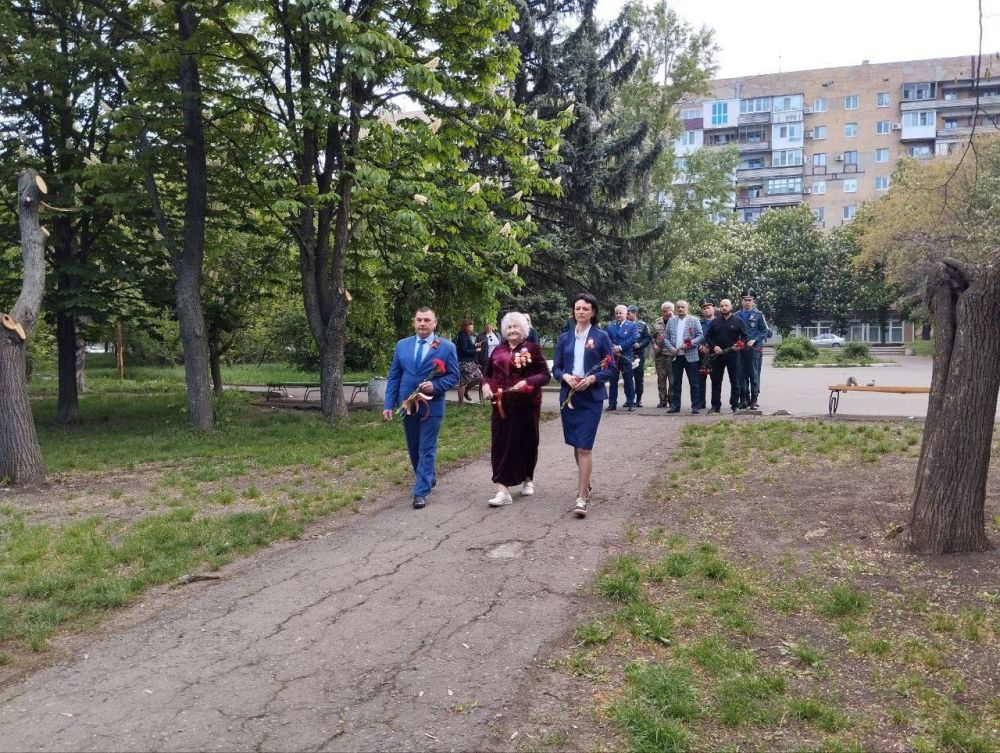 Сегодня, 9 мая при поддержке Совета женщин Макеевки в День 80-летия Победы в Великой Отечественной войне заместитель главы Администрации городского округа Макеевка Анастасия Литовченко, руководитель Управы... Сегодня, 9 мая при поддержке Совета женщин Макеевки в День 80-летия Победы в Великой Отечественной войне заместитель главы Администрации городского округа Макеевка Анастасия Литовченко, руководитель Управы...