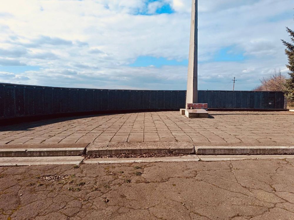 Бойцы группировки ЦЕНТР восстановили мемориал ВОВ в Мариновке ДНР и провели ритуал возложения цветов Бойцы группировки ЦЕНТР восстановили мемориал ВОВ в Мариновке ДНР и провели ритуал возложения цветов