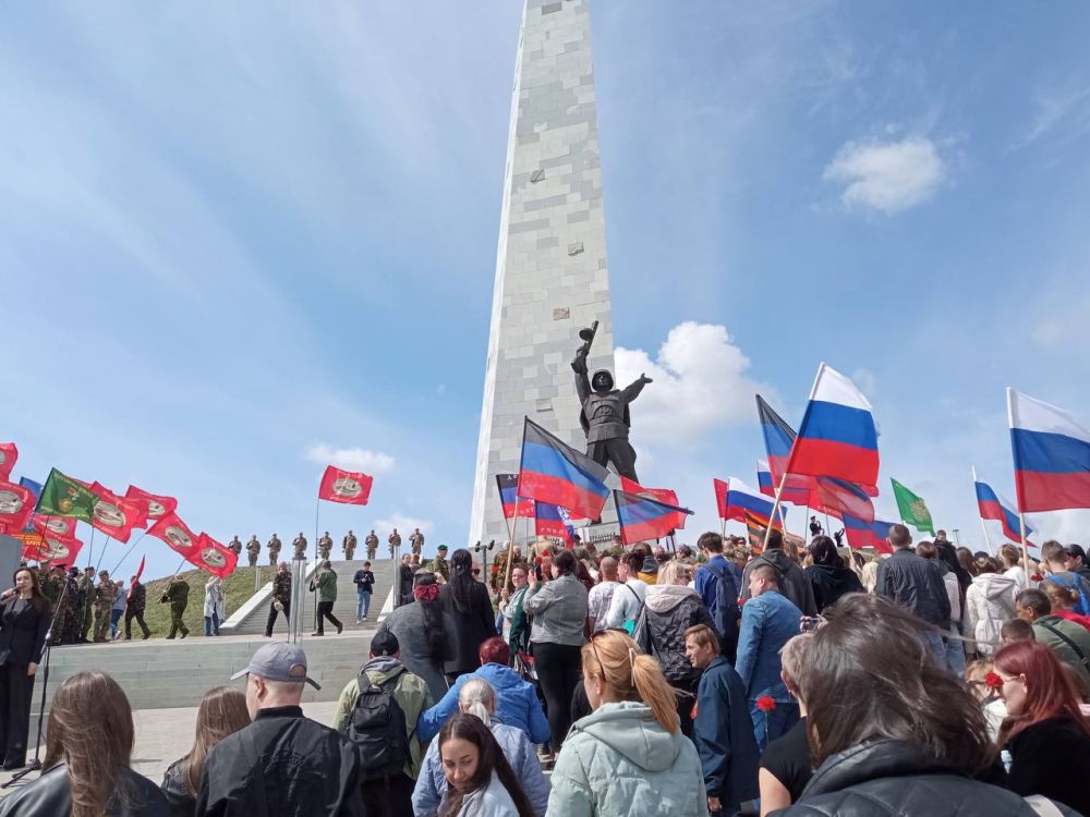 Социальные координаторы и ветераны-подопечные филиала фонда «Защитники Отечества» отметили День Победы на Саур-Могиле Социальные координаторы и ветераны-подопечные филиала фонда «Защитники Отечества» отметили День Победы на Саур-Могиле