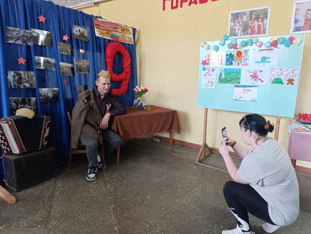 МБУ "Ровнопольский СДК". Мая в фойе дома культуры на протяжении всего дня встречали посетителей МБУ "Ровнопольский СДК". Мая в фойе дома культуры на протяжении всего дня встречали посетителей