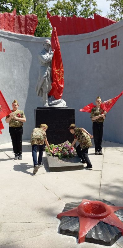 Мы помним! Мы гордимся!. Накануне Праздника Великой Победы 9 мая, обучающиеся школы возложили цветы к мемориалу Мы помним! Мы гордимся!. Накануне Праздника Великой Победы 9 мая, обучающиеся школы возложили цветы к мемориалу