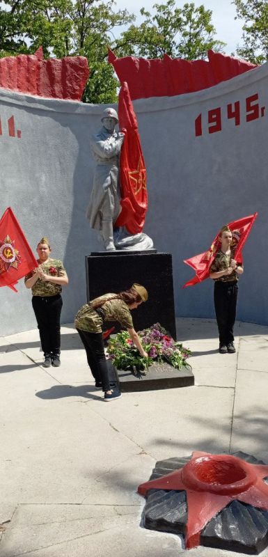 Мы помним! Мы гордимся!. Накануне Праздника Великой Победы 9 мая, обучающиеся школы возложили цветы к мемориалу Мы помним! Мы гордимся!. Накануне Праздника Великой Победы 9 мая, обучающиеся школы возложили цветы к мемориалу