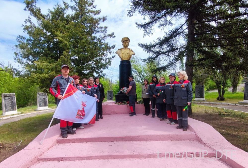 СОТРУДНИКИ «ХАРЦЫЗСКТЕПЛОСЕТИ» ВОЗЛОЖИЛИ ЦВЕТЫ К ПАМЯТНИКУ ГЕРОЮ СОВЕТСКОГО СОЮЗА Е.А.АЛЕХНОВИЧУ В ЗУГРЭСЕ СОТРУДНИКИ «ХАРЦЫЗСКТЕПЛОСЕТИ» ВОЗЛОЖИЛИ ЦВЕТЫ К ПАМЯТНИКУ ГЕРОЮ СОВЕТСКОГО СОЮЗА Е.А.АЛЕХНОВИЧУ В ЗУГРЭСЕ