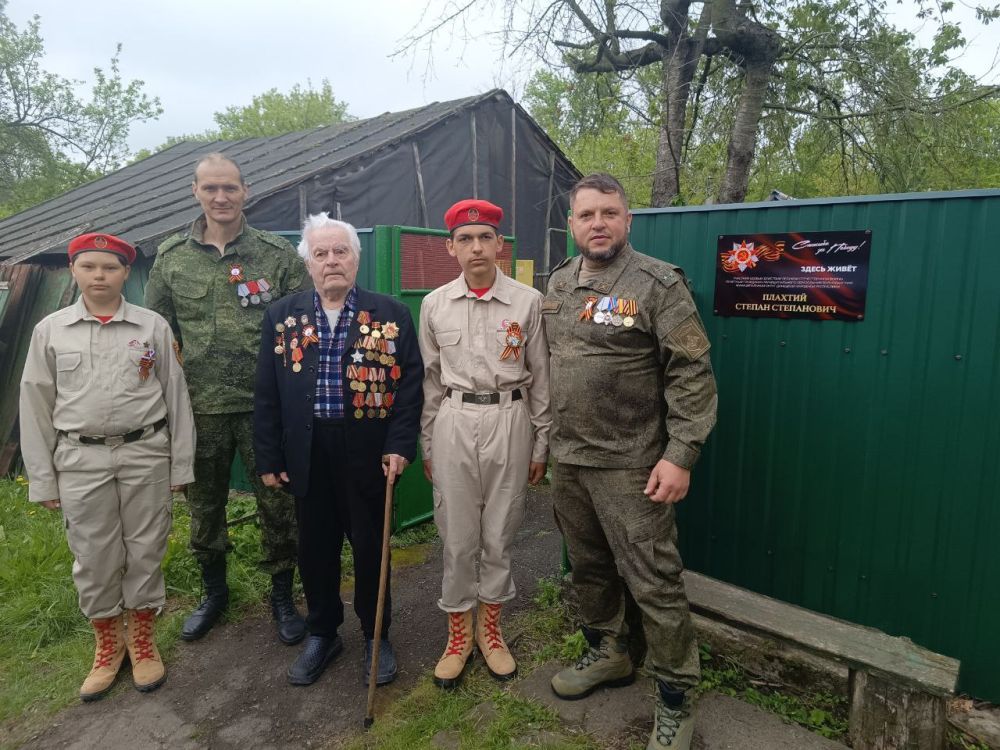 В преддверии Дня Победы юнармейцы ГБОУ "Волновахская школа №2 Волновахского м.о." Кирилл Бондарь и Максим Варуша совместно с начальником штаба Юнармии Волновахского муниципального округа Елескиным Сергеем Александровичем и... В преддверии Дня Победы юнармейцы ГБОУ "Волновахская школа №2 Волновахского м.о." Кирилл Бондарь и Максим Варуша совместно с начальником штаба Юнармии Волновахского муниципального округа Елескиным Сергеем Александровичем и...