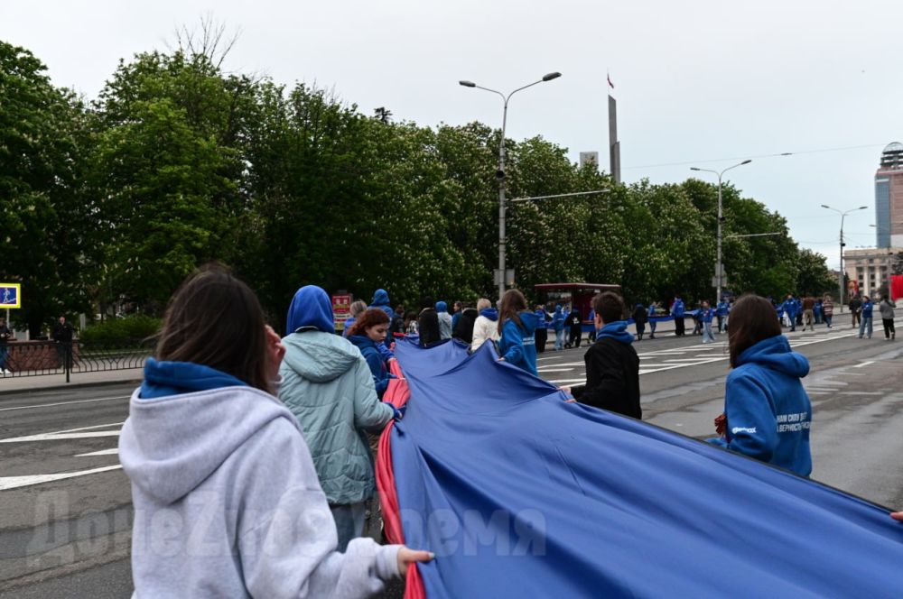 В знак памяти: молодежь развернула в центре Донецка 200-метровый флаг ДНР В знак памяти: молодежь развернула в центре Донецка 200-метровый флаг ДНР