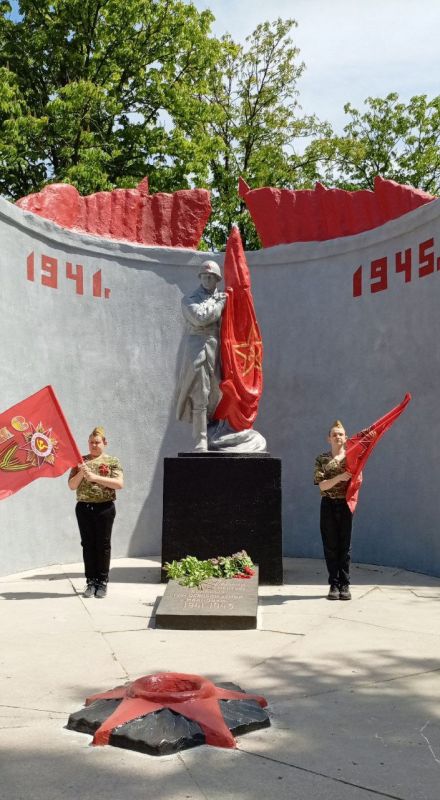 Мы помним! Мы гордимся!. Накануне Праздника Великой Победы 9 мая, обучающиеся школы возложили цветы к мемориалу Мы помним! Мы гордимся!. Накануне Праздника Великой Победы 9 мая, обучающиеся школы возложили цветы к мемориалу