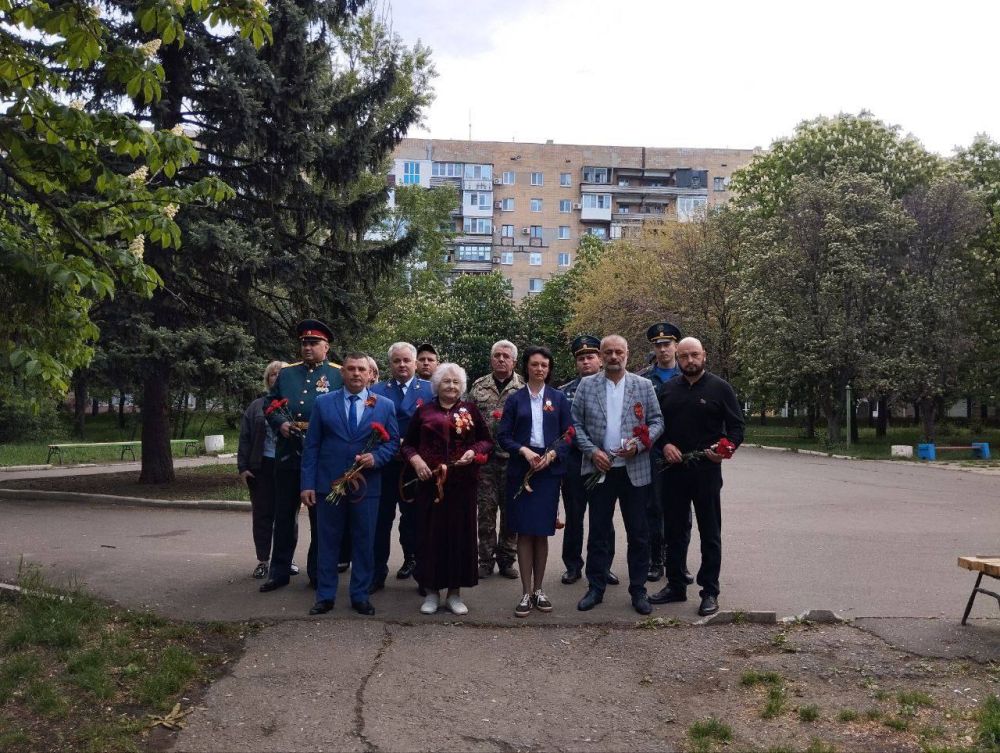 Сегодня, 9 мая при поддержке Совета женщин Макеевки в День 80-летия Победы в Великой Отечественной войне заместитель главы Администрации городского округа Макеевка Анастасия Литовченко, руководитель Управы... Сегодня, 9 мая при поддержке Совета женщин Макеевки в День 80-летия Победы в Великой Отечественной войне заместитель главы Администрации городского округа Макеевка Анастасия Литовченко, руководитель Управы...